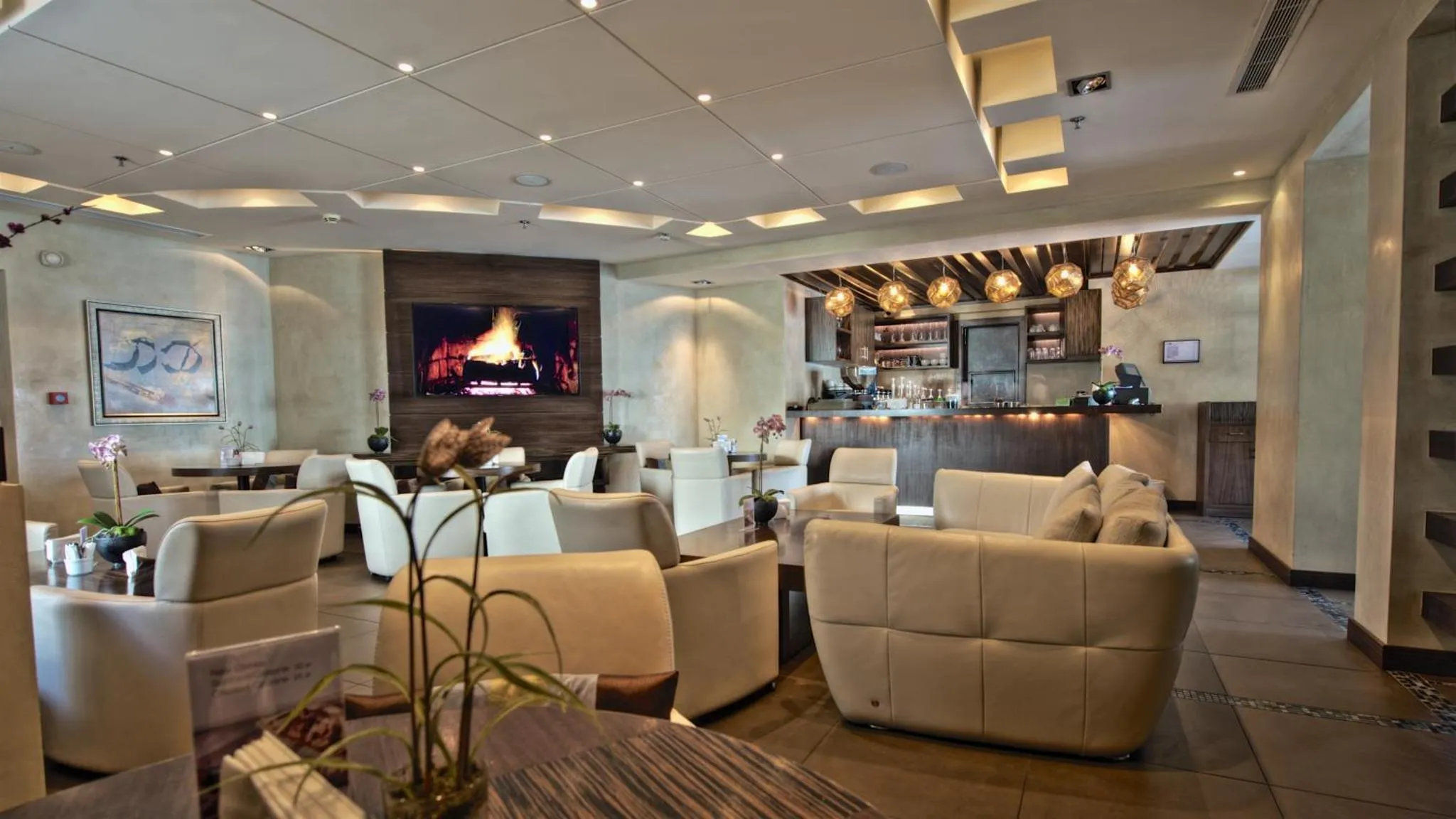 Un espace de détente intérieur avec des canapés et un comptoir de bar.