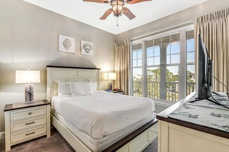 Une chambre lumineuse avec un grand lit et une vue sur l'extérieur.