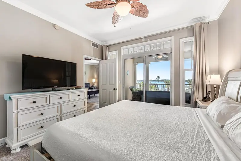 Une chambre lumineuse avec un grand lit et un accès à une terrasse.