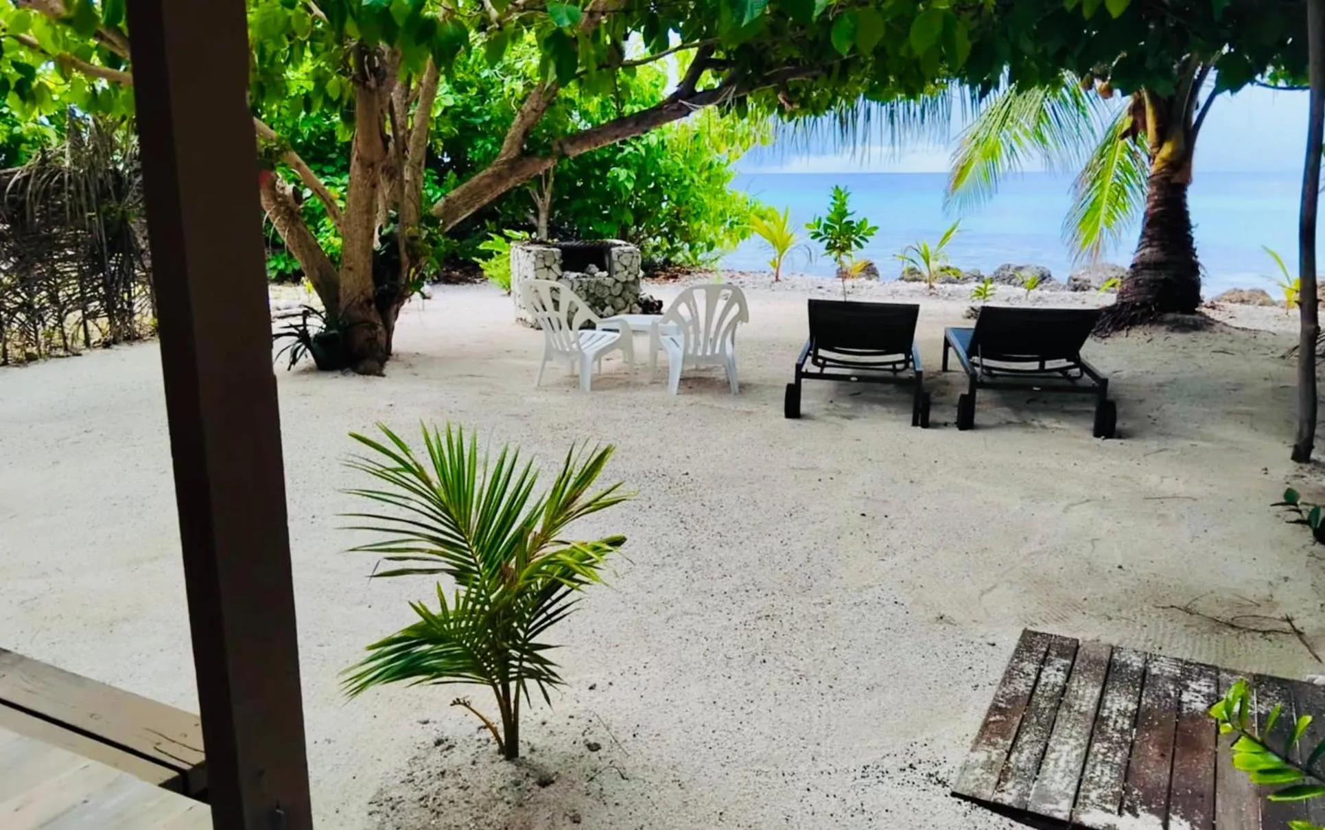 Espace de détente en bord de mer avec mobilier de jardin.