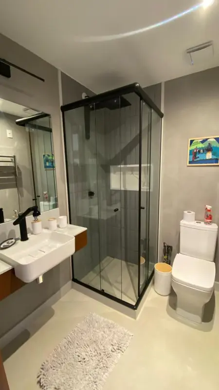 Une salle de bain moderne avec douche à l'italienne et vasque.