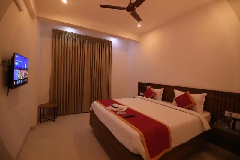 Une chambre d'hôtel avec un lit double et une télévision.
