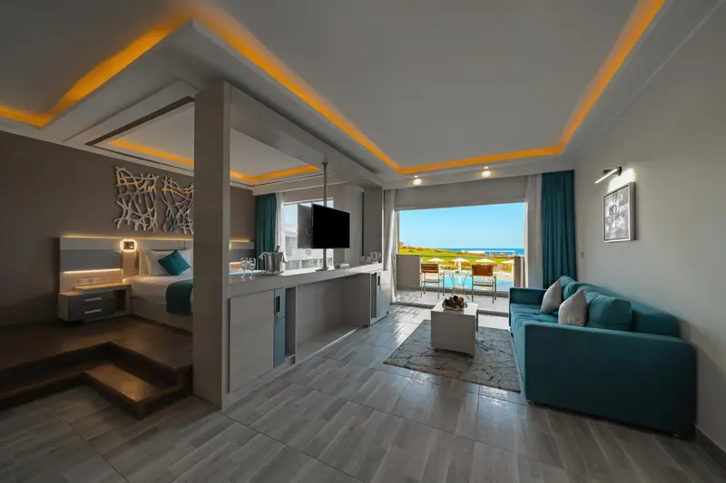 Espace de vie moderne avec canapé bleu turquoise et vue sur la mer.