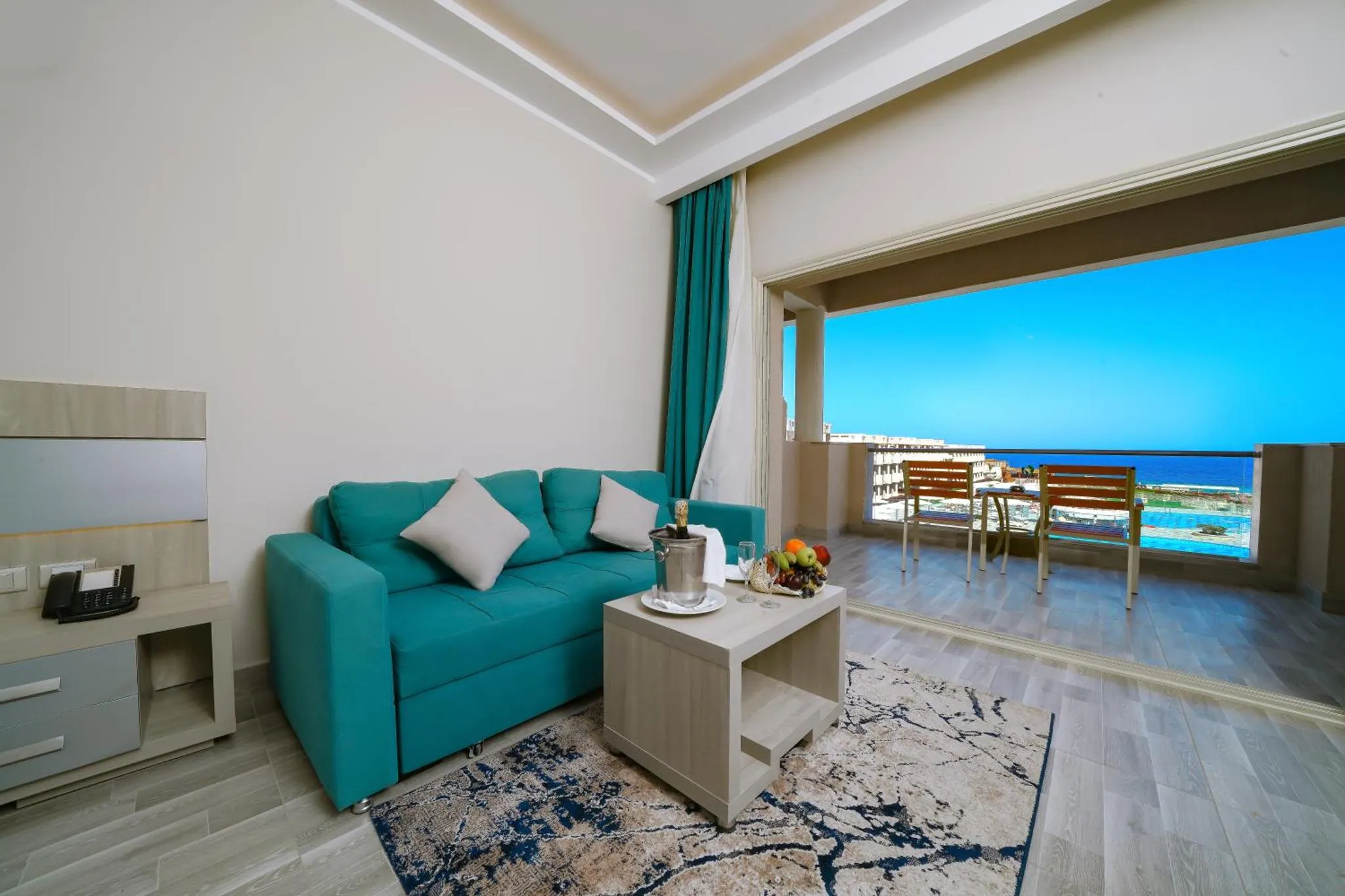 Un salon lumineux s'ouvre sur une terrasse avec vue sur la mer.