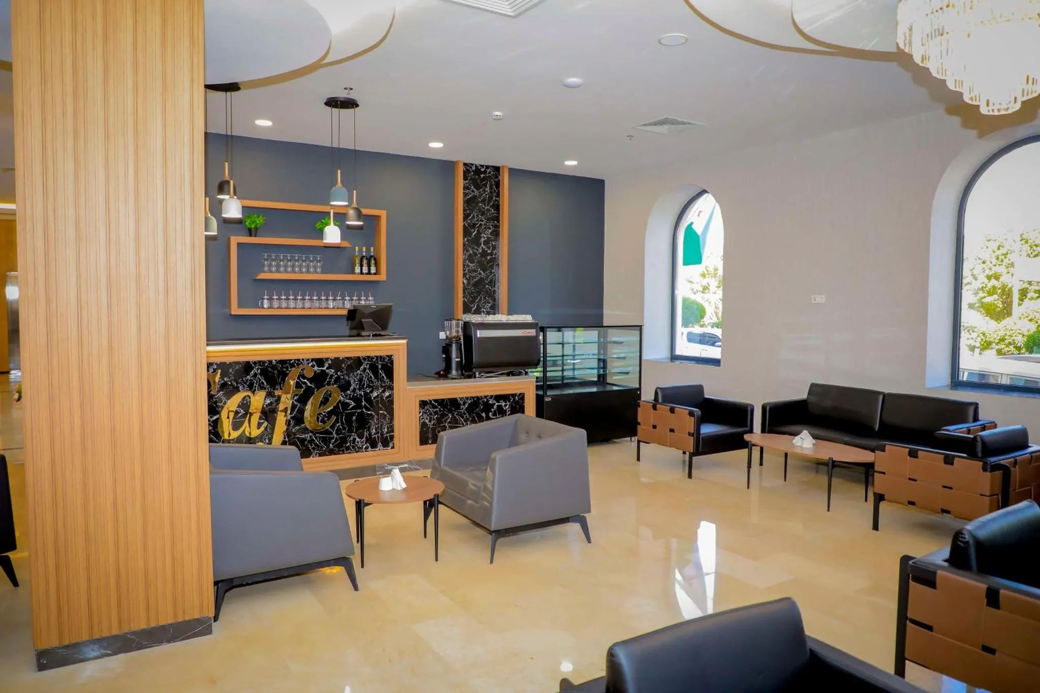 Un espace de détente avec des fauteuils et un comptoir de bar.