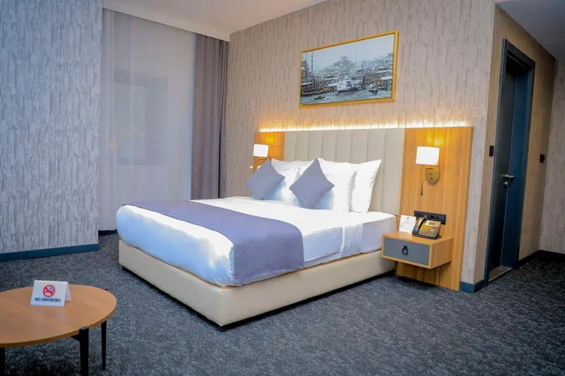 Une chambre d'hotel avec un grand lit et une décoration moderne.