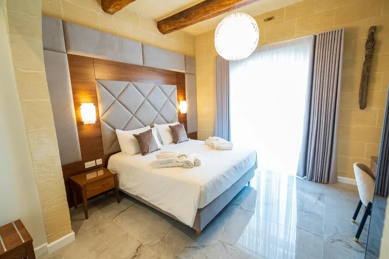 Une chambre lumineuse avec un grand lit et une décoration moderne.