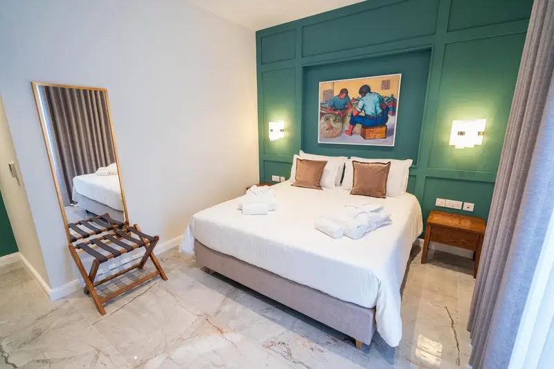 Une chambre d'hotel avec un grand lit et un miroir.