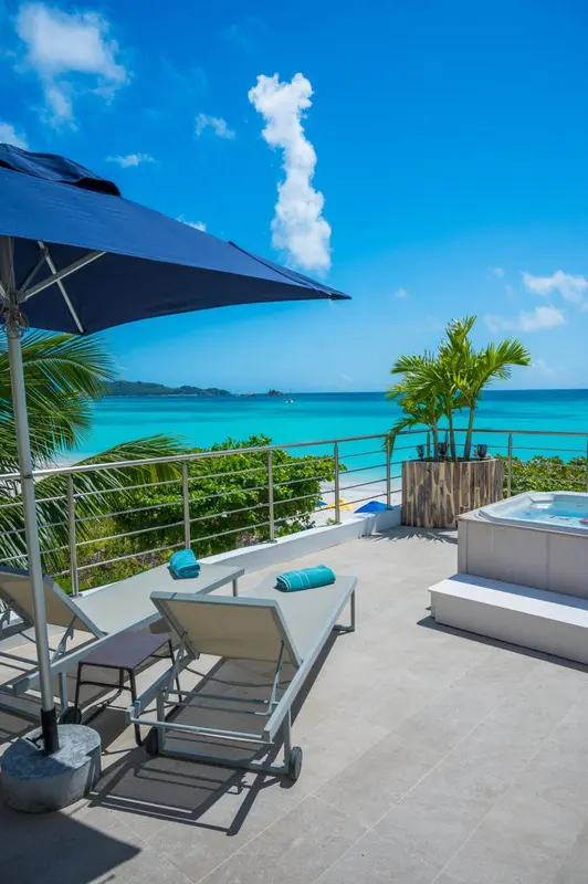 Une vue d'ensemble d'un hôtel avec une piscine et un jardin.