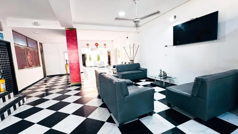 Espace de détente avec canapés et télévision à écran plat.