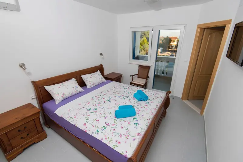 Une chambre lumineuse avec un grand lit et une décoration florale.