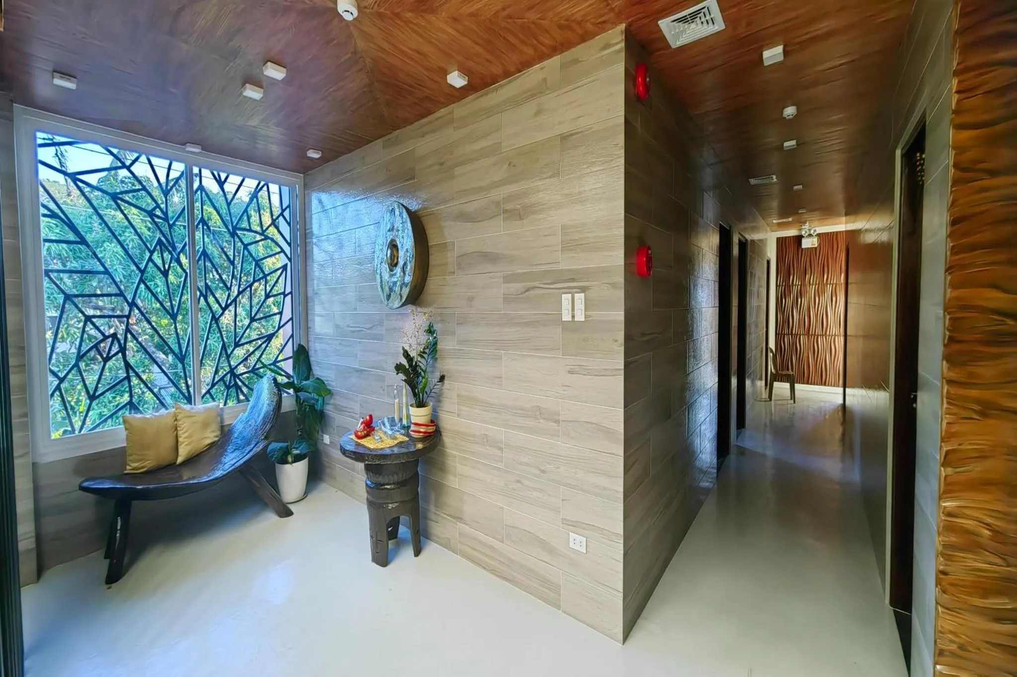 Espace de détente intérieur avec canapé et décoration murale.