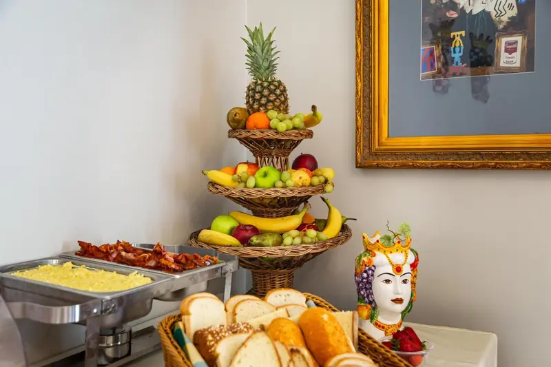 Nature morte de fruits frais et de viennoiseries disposés sur une table.