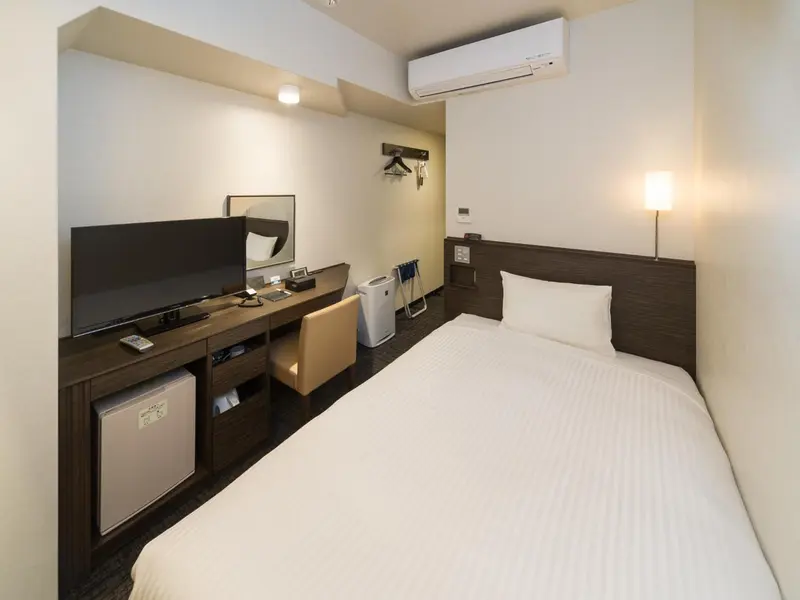 Une chambre simple avec un lit et un bureau.
