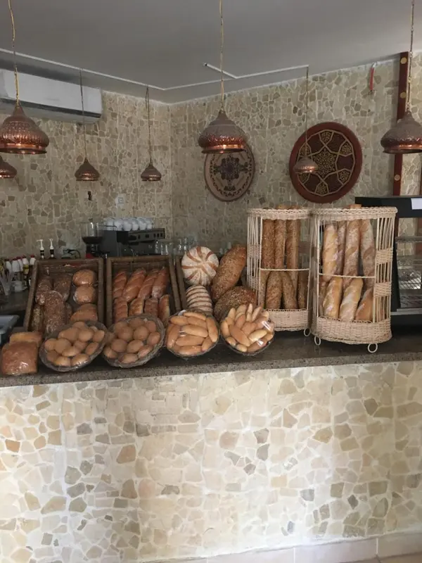 Un comptoir de boulangerie propose une variété de pains frais.