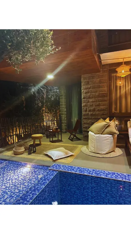 Terrasse aménagée avec mobilier d'extérieur et piscine carrelée.