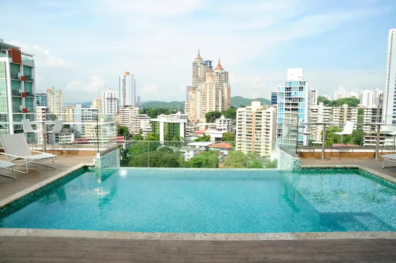 Une piscine à débordement offre une vue sur la ville.