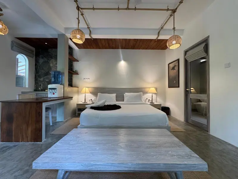 Une chambre lumineuse avec un grand lit et un espace détente.