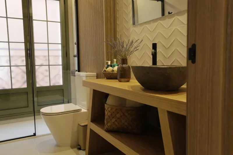 Une salle de bain moderne avec des éléments en bois et des accessoires décoratifs.