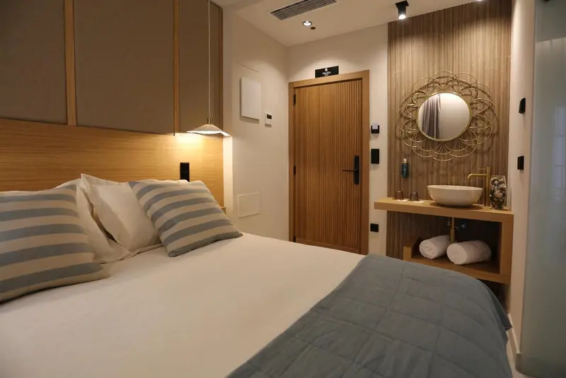 Une chambre lumineuse avec un lit confortable et un décor moderne.