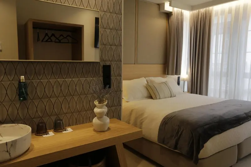 Une chambre moderne avec un lit confortable et une décoration soignée.