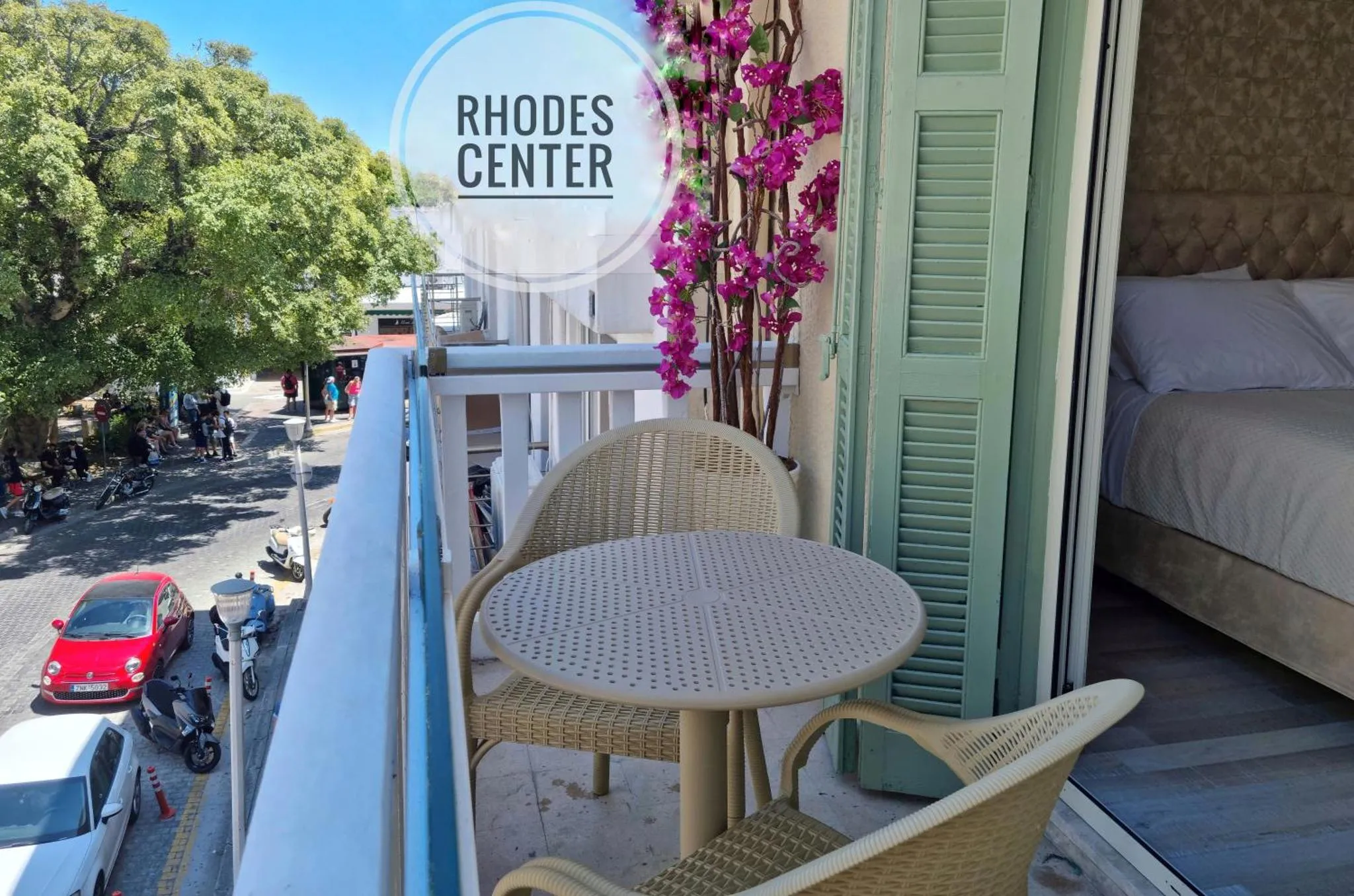 Une terrasse avec une table et des chaises en osier offre un espace de détente.