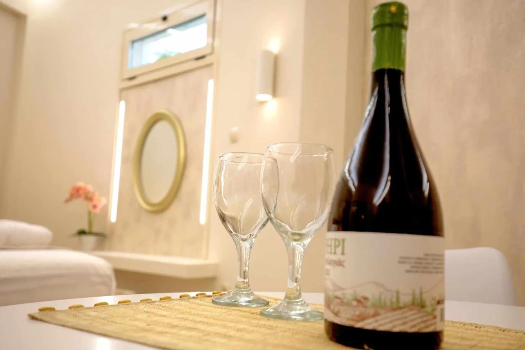 Une bouteille de vin et deux verres sont posés sur une table.