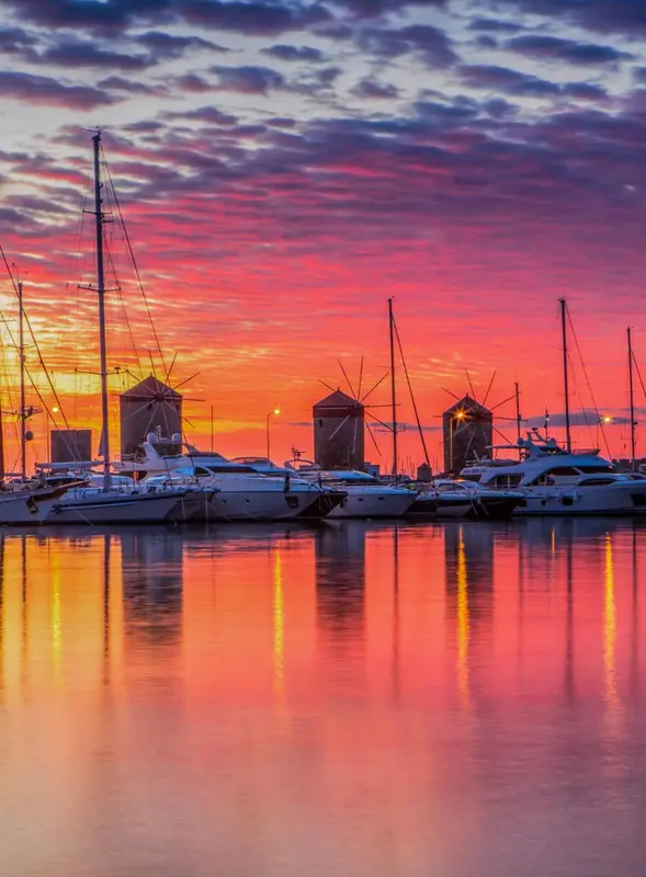 Bateaux amarrés dans un port au coucher du soleil.