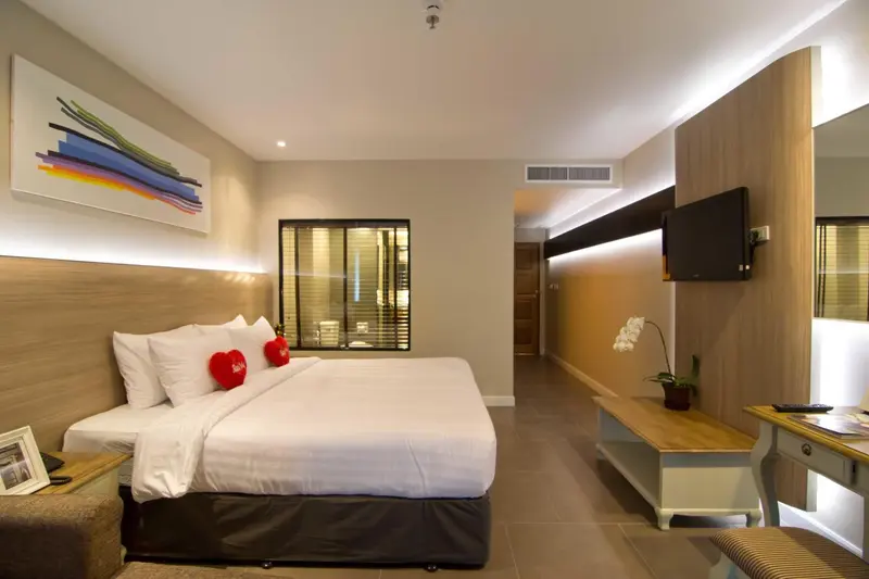 Une chambre lumineuse avec un grand lit et une décoration moderne.