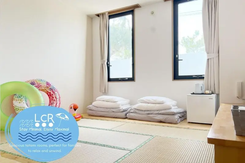 Une chambre lumineuse avec deux lits simples et un espace détente.