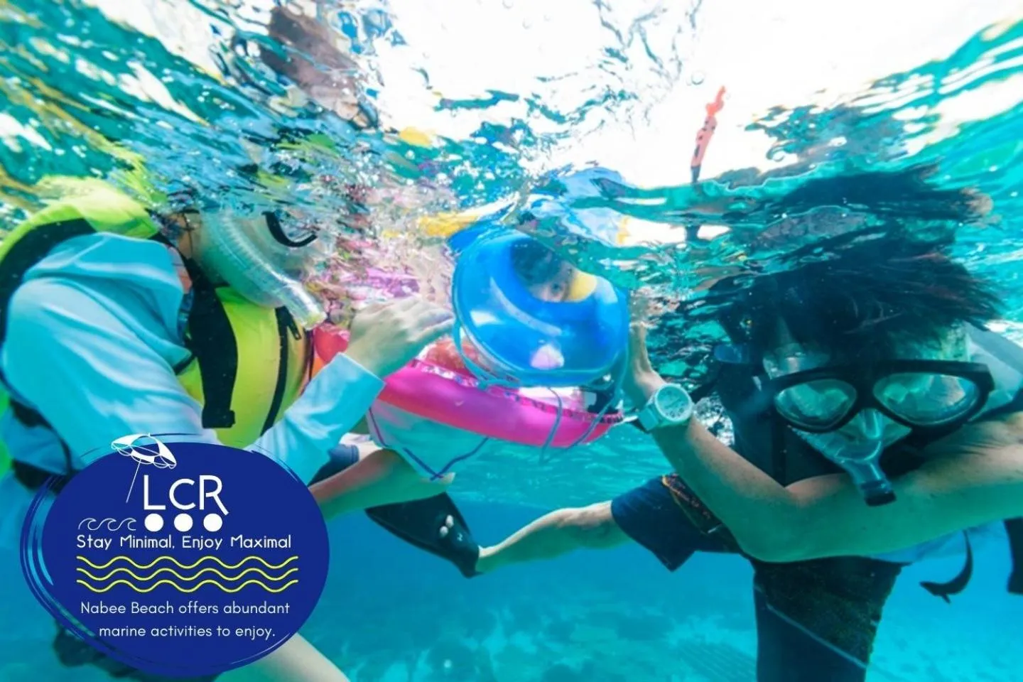 Deux personnes pratiquent le snorkeling dans une eau turquoise.