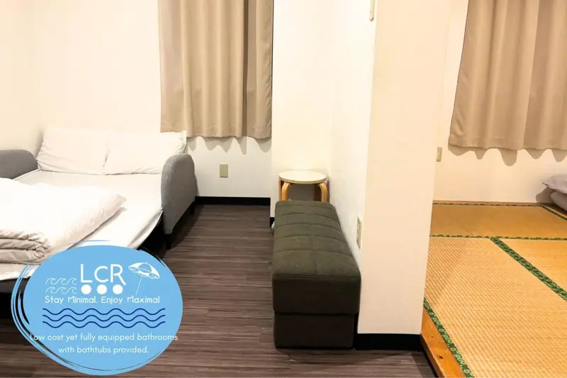 Une chambre avec un canapé convertible et un espace détente sur tatami.