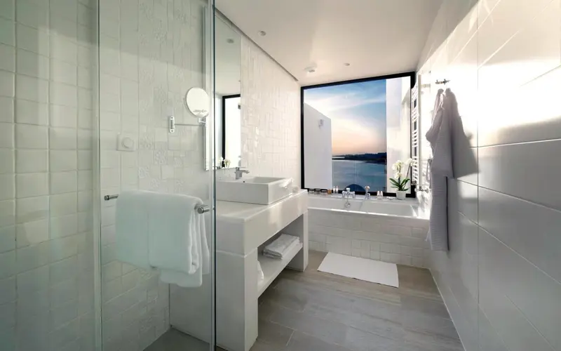 Une salle de bain moderne avec douche à l'italienne et baignoire.