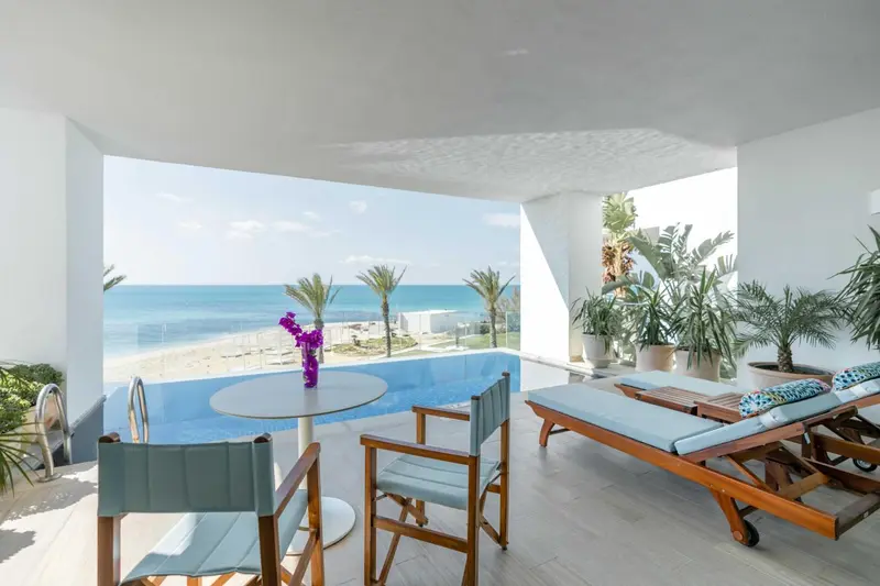 Terrasse avec mobilier d'extérieur et piscine privée donnant sur la mer.