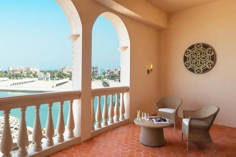 Terrasse avec mobilier d'extérieur et vue sur la mer.