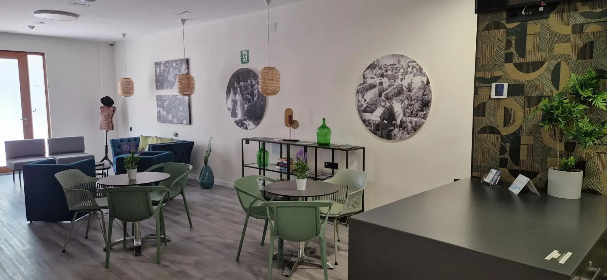 Espace de détente avec canapés, tables et décoration murale.
