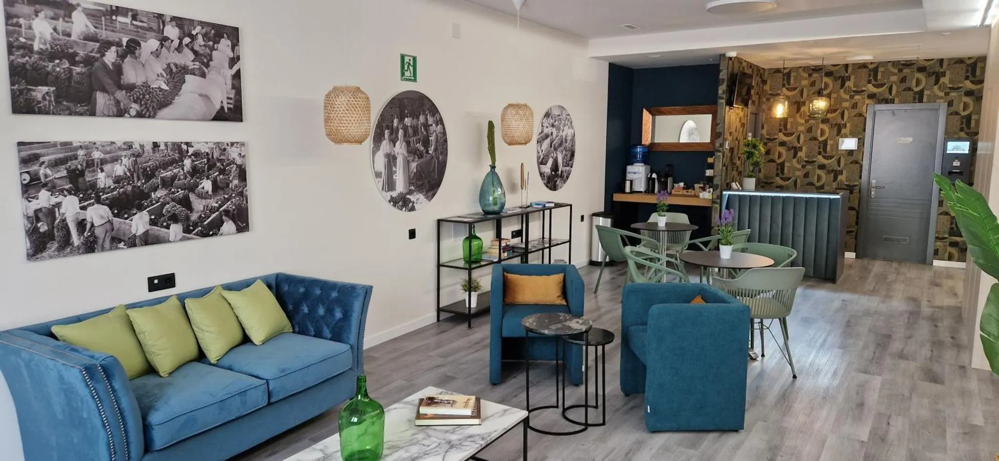 Un espace de détente intérieur avec canapés et tables basses.