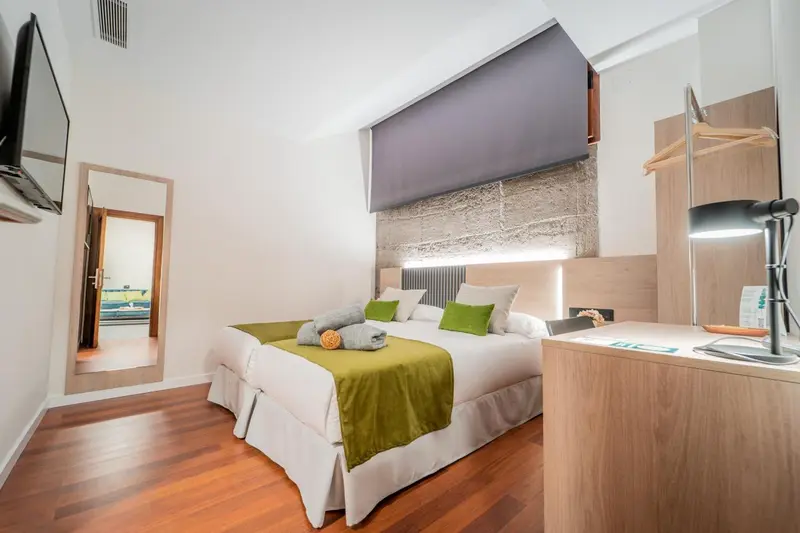 Une chambre lumineuse avec un grand lit et une décoration moderne.