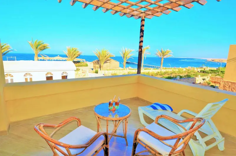 Terrasse avec mobilier d'extérieur et vue sur la mer.