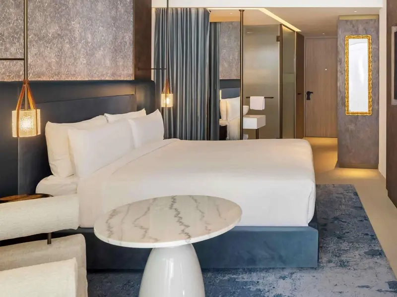 Une chambre moderne avec un grand lit et une table basse.
