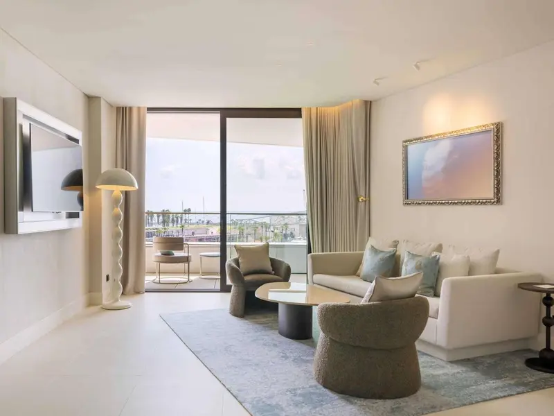 Un salon lumineux s'ouvre sur une terrasse avec vue sur la mer.