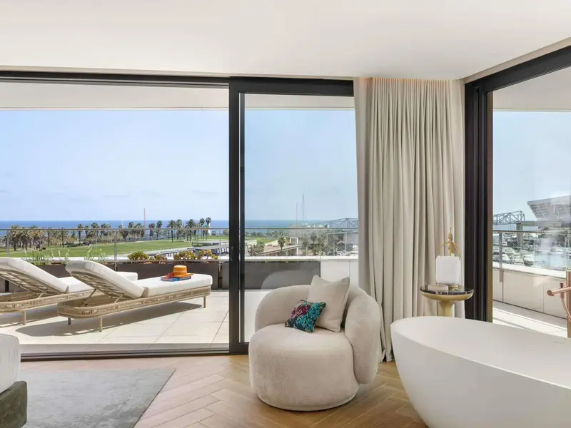 Espace de détente intérieur avec vue sur la mer et une terrasse aménagée.