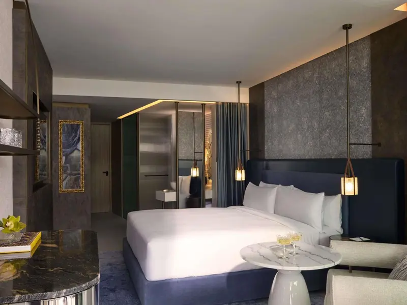 Une chambre moderne avec un grand lit et un décor élégant.