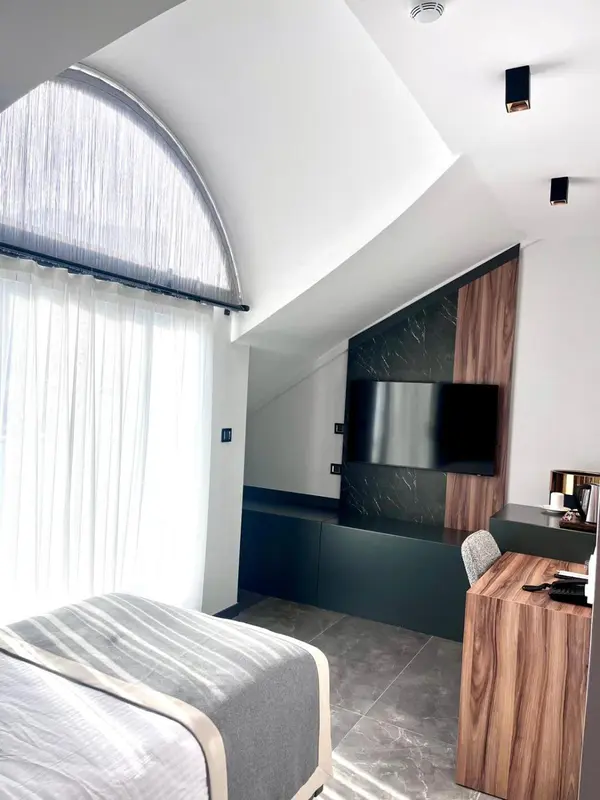 Une chambre moderne avec un lit et un bureau.