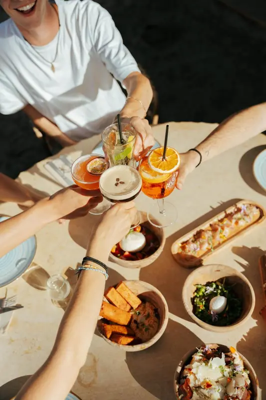 Une table est dressée avec des boissons et des plats variés.