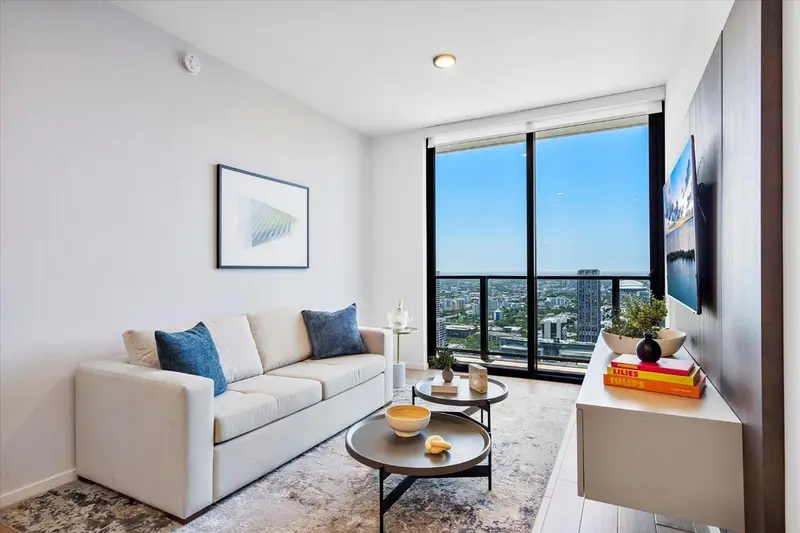 Un salon moderne avec un canapé et une vue sur la ville.