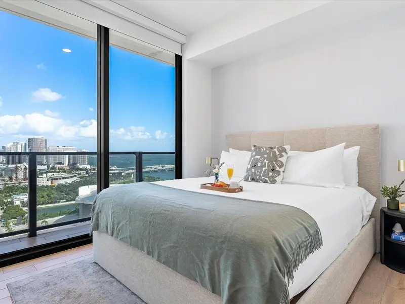 Une chambre lumineuse avec un grand lit et une vue sur la mer.