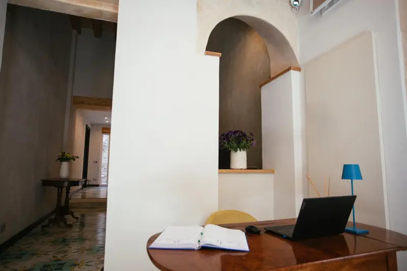 Un espace intérieur lumineux avec un bureau et une plante en pot.