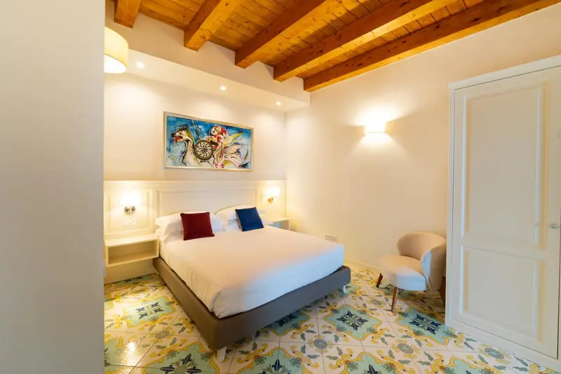 Une chambre lumineuse avec un grand lit et une décoration colorée.