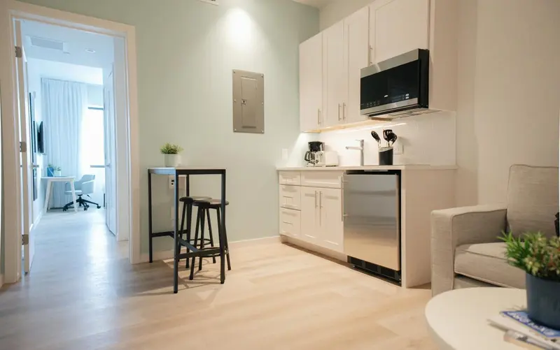 Une kitchenette lumineuse avec un plan de travail et des équipements.